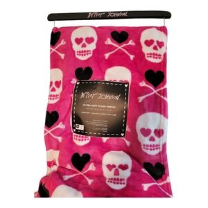 Betsey Johnson Ultra Soft Plush Throw Blanket Skulls Hearts Pink 50x70